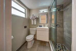 Standard King Room | Salle de bain | Douche, douche hydromassante, articles de toilette gratuits