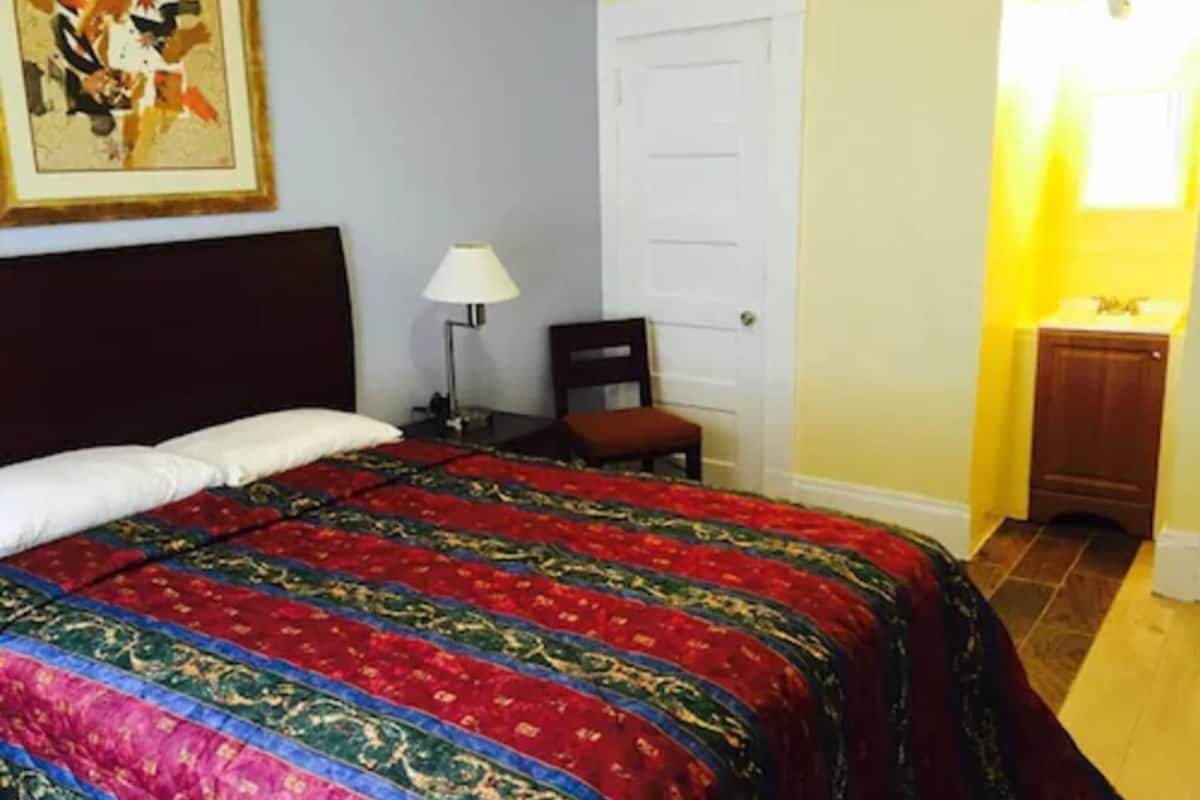 Standard Room, Private Bathroom | Desk, laptop workspace, blackout drapes, soundproofing