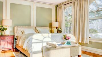 Luxury Suite | Iron/ironing board, free WiFi, bed sheets