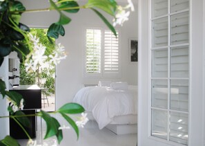 Deluxe Room, 1 King Bed, Poolside | Egyptian cotton sheets, down comforters, pillowtop beds - Alcazar Palm Springs (Palm Springs)