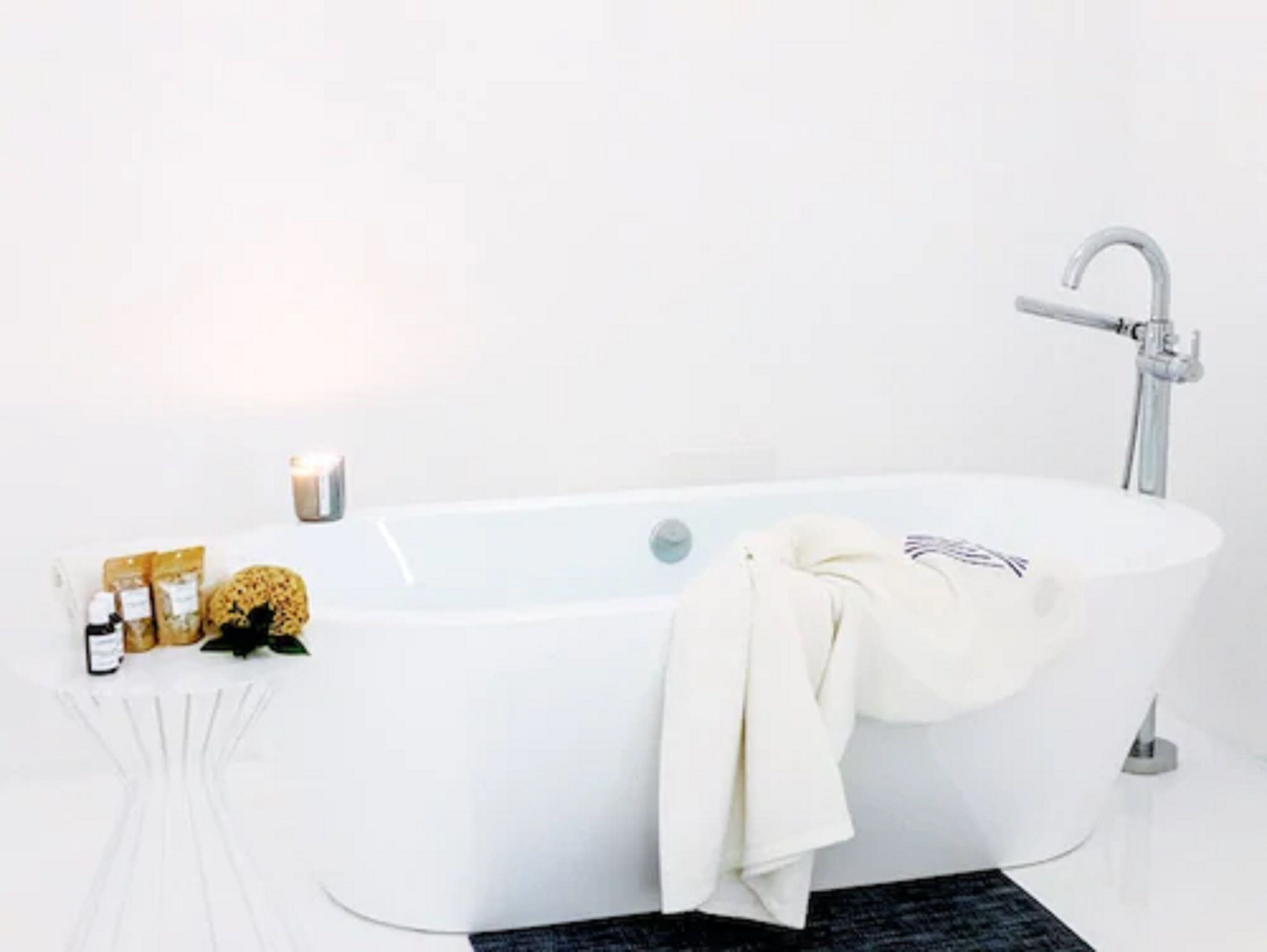 deluxe room, 1 king bed, poolside | bathroom | shower, free toiletries, hair dryer, bathrobes