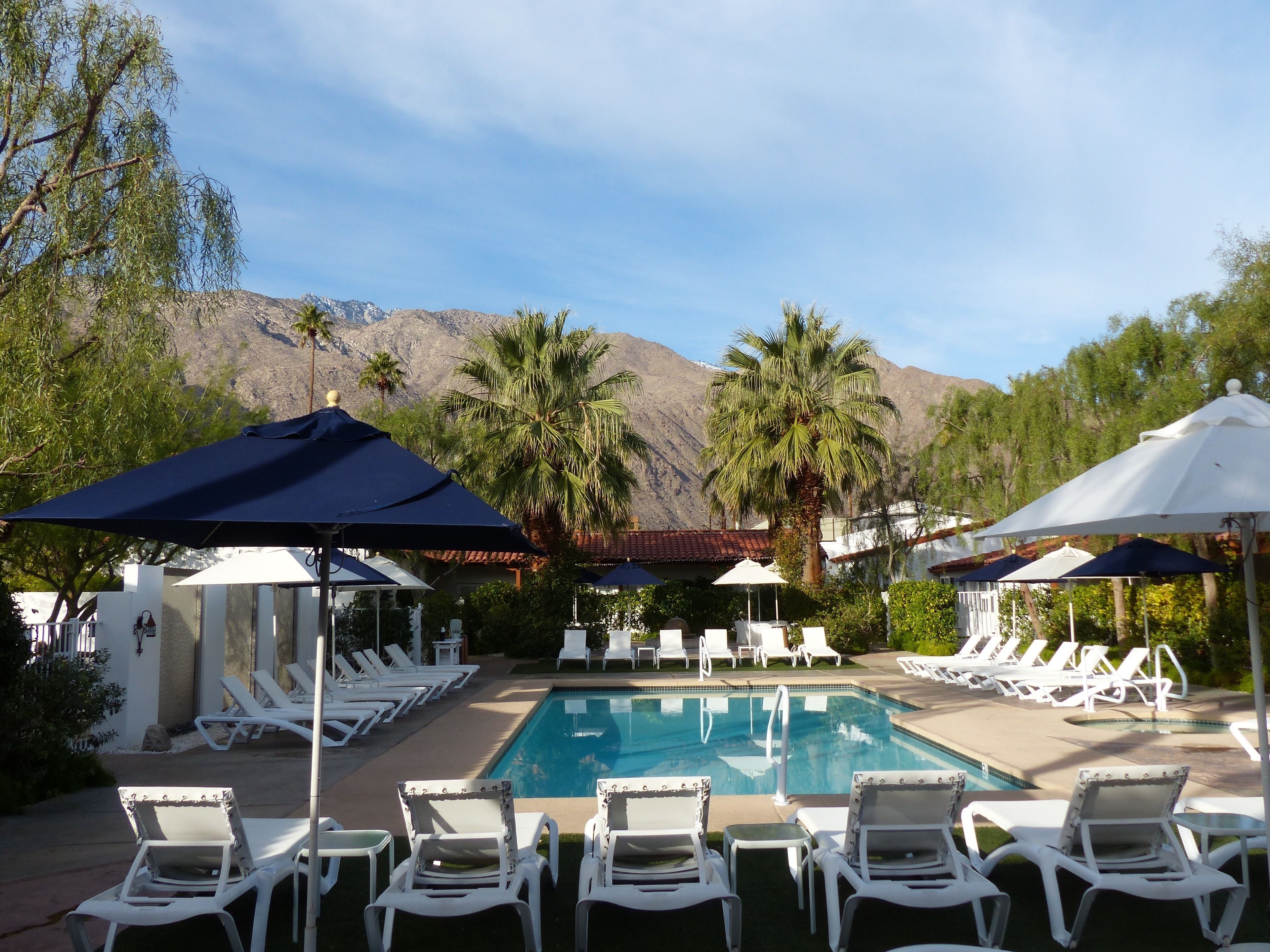 Una piscina al aire libre, sombrillas