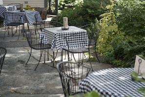 Breakfast and dinner served  - Norwich Inn (Norwich)