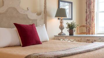 Chambre, 1 très grand lit | Décor unique, bureau, fer et planche à repasser
