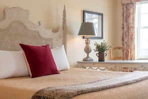 King Room  | Individually decorated, desk, iron/ironing board, cots/infant beds - Norwich Inn (Norwich)