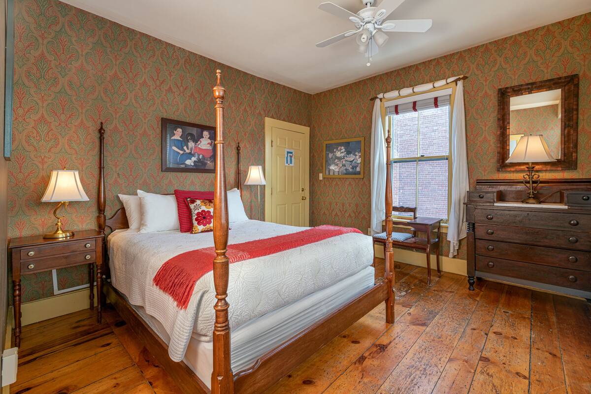 queen room | individually decorated, desk, iron/ironing board, cots/infant beds