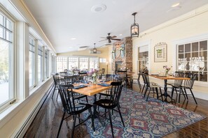 Breakfast and dinner served - Norwich Inn (Norwich)