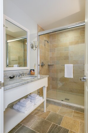 King Room  | Individually decorated, desk, iron/ironing board, cots/infant beds - Norwich Inn (Norwich)