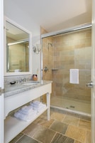 Quarto, 1 cama King | Individualmente decorados, escrivaninha, ferros/tábuas de passar roupa