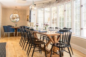 Breakfast and dinner served - Norwich Inn (Norwich)