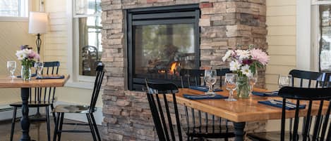 Melayani sarapan dan makan malam