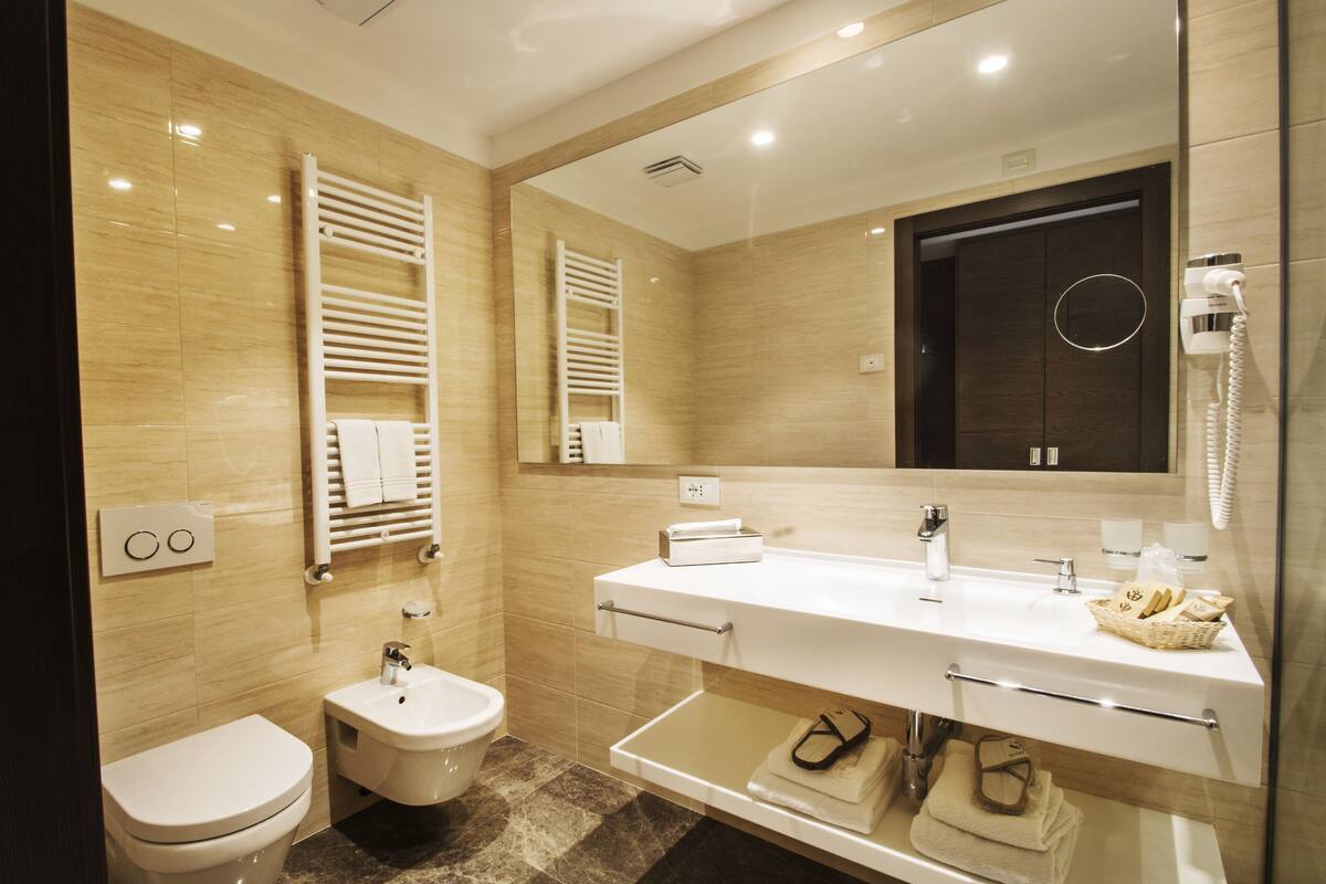 junior suite, balcony | bathroom | shower, free toiletries, hair dryer, bidet