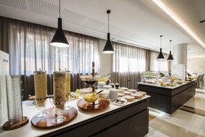 Free daily buffet breakfast