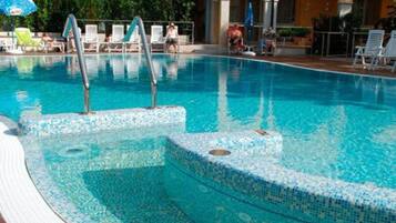 Sesongbasert utendørsbasseng, bassengparasoller og solsenger