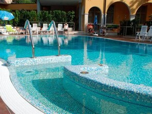 Piscine extérieure (ouverte en saison), parasols de plage
