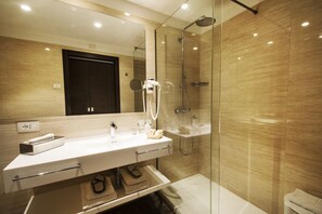 Junior suite, balkon | Badkamer | Een douche, een regendouche, gratis toiletartikelen, een haardroger