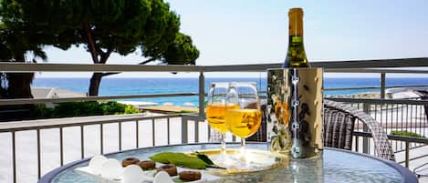 Standard Double Room (balcone vista mare parziale) | Down comforters, minibar, in-room safe, desk