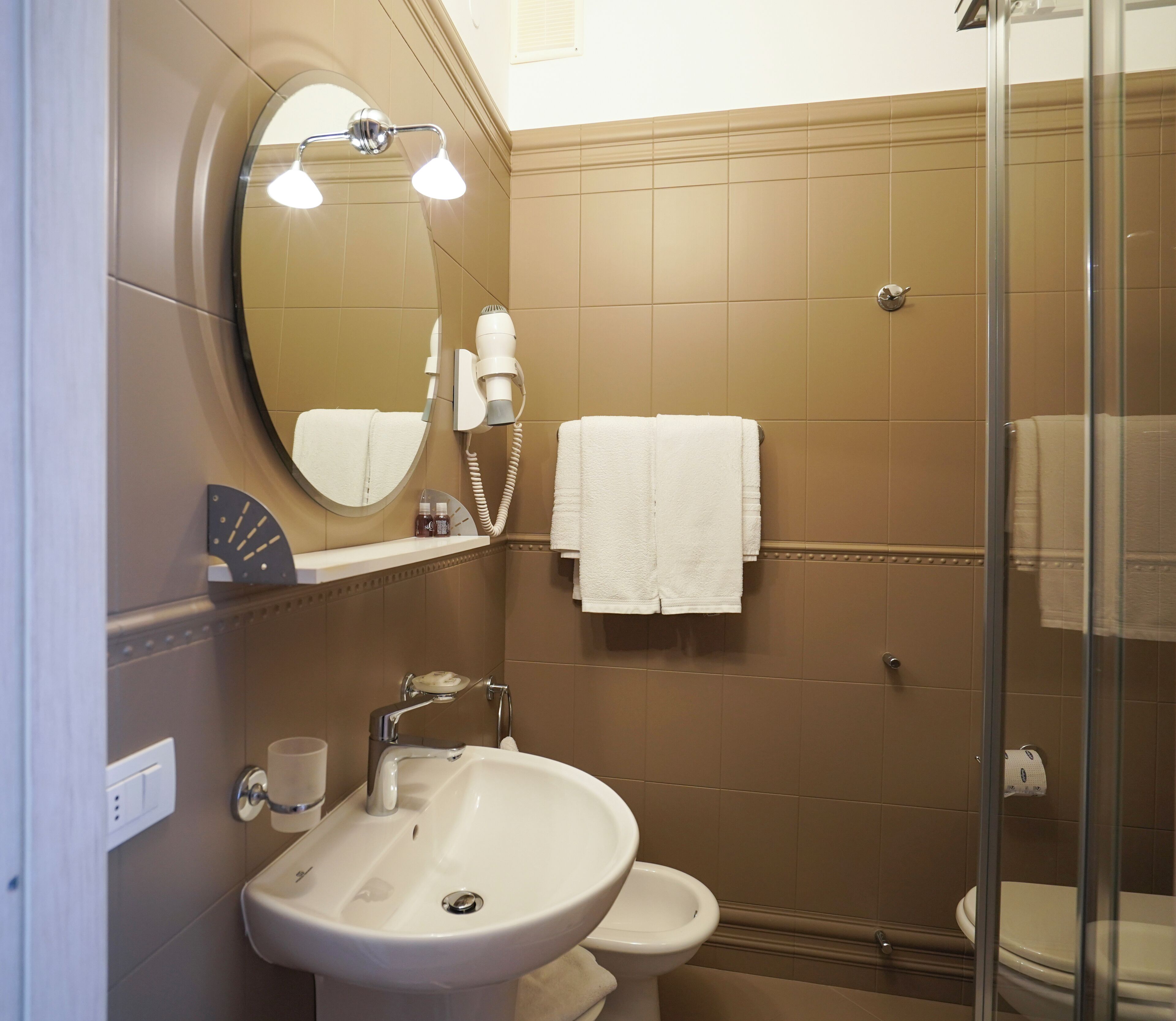 standard double room (balcone vista mare parziale) | bathroom | shower, free toiletries, hair dryer, bidet