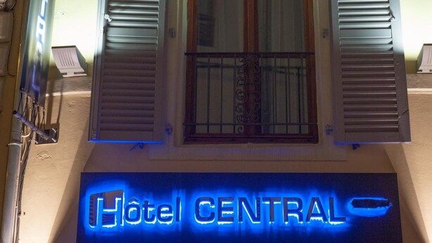 Entrada de hotel com uma placa indicando