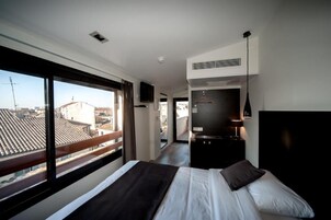 Ropa de cama de alta calidad y caja de seguridad en la habitación 