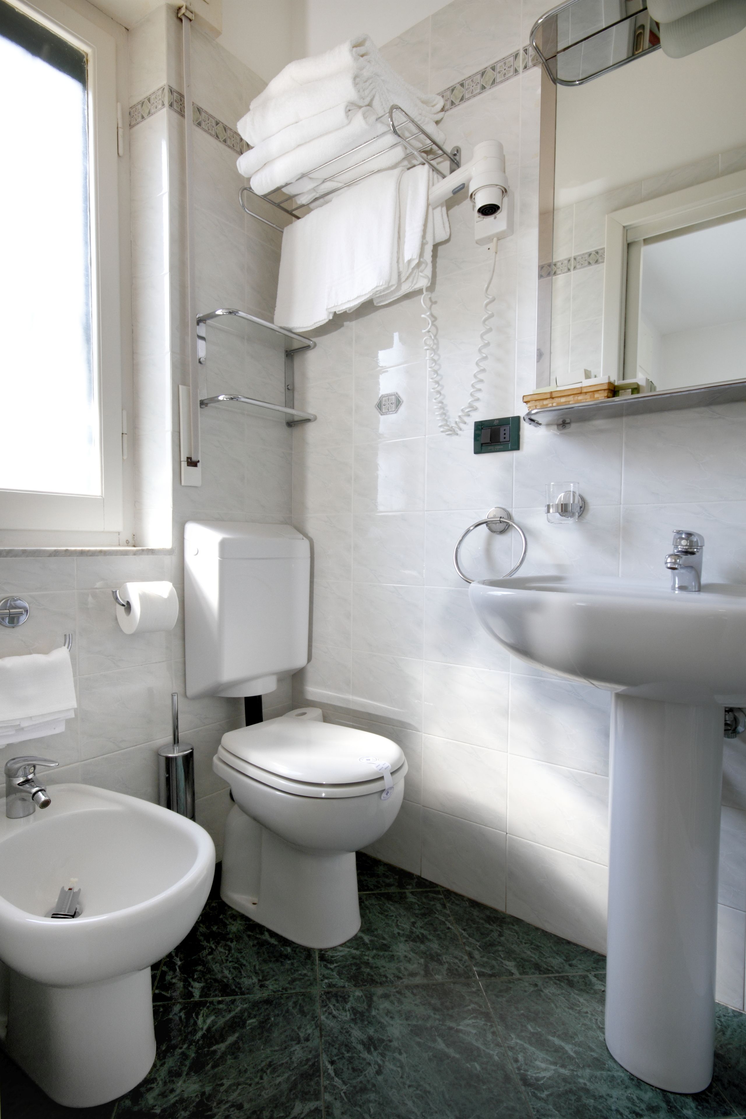 double room | bathroom | free toiletries, hair dryer, bidet, towels