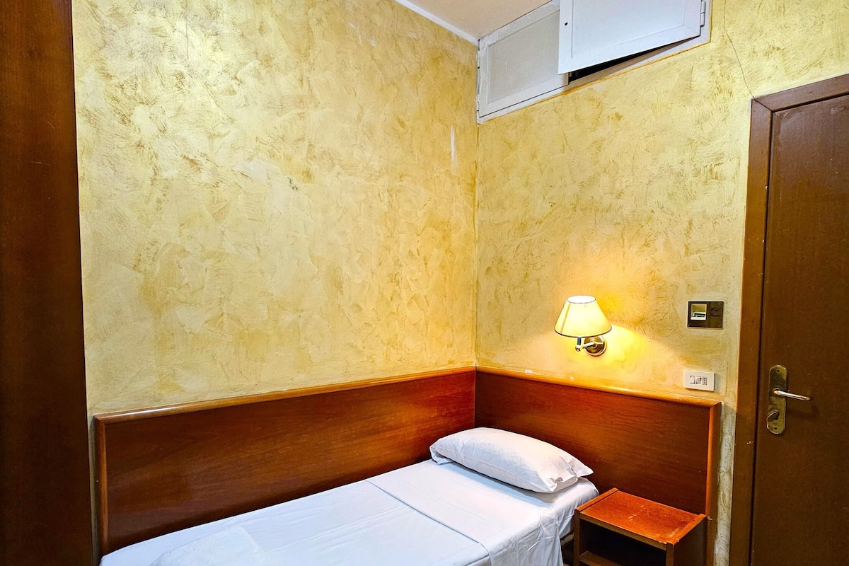 Escritorio y ropa de cama
