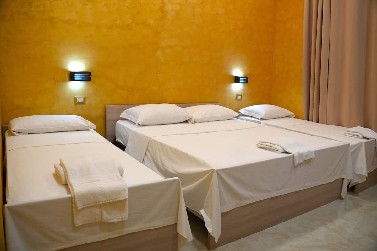 Escritorio y ropa de cama