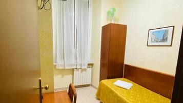 Einzelzimmer | Schreibtisch, Bettwäsche