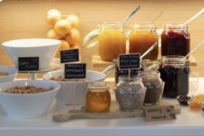 A breakfast buffet with various food items and condiments. - Imperial (Garda)
