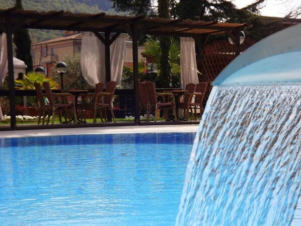 Außenpool (je nach Saison geöffnet), Pool mit Wasserfall, Sonnenschirme