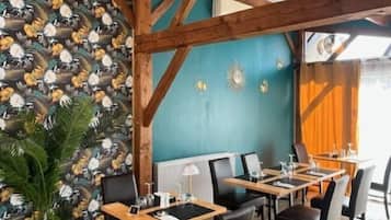 Déjeuner et dîner servis sur place, spécialités Cuisine locale