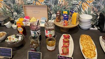 Daily continental breakfast (EUR 10 per person)