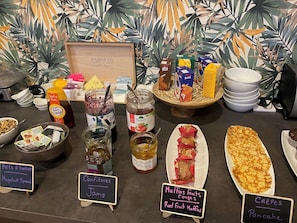 Desayuno continental diario (EUR 10 por persona)