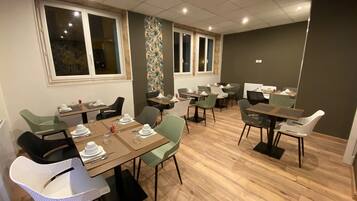 Daily continental breakfast (EUR 10 per person)