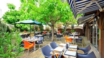 Lunch and dinner served, local cuisine