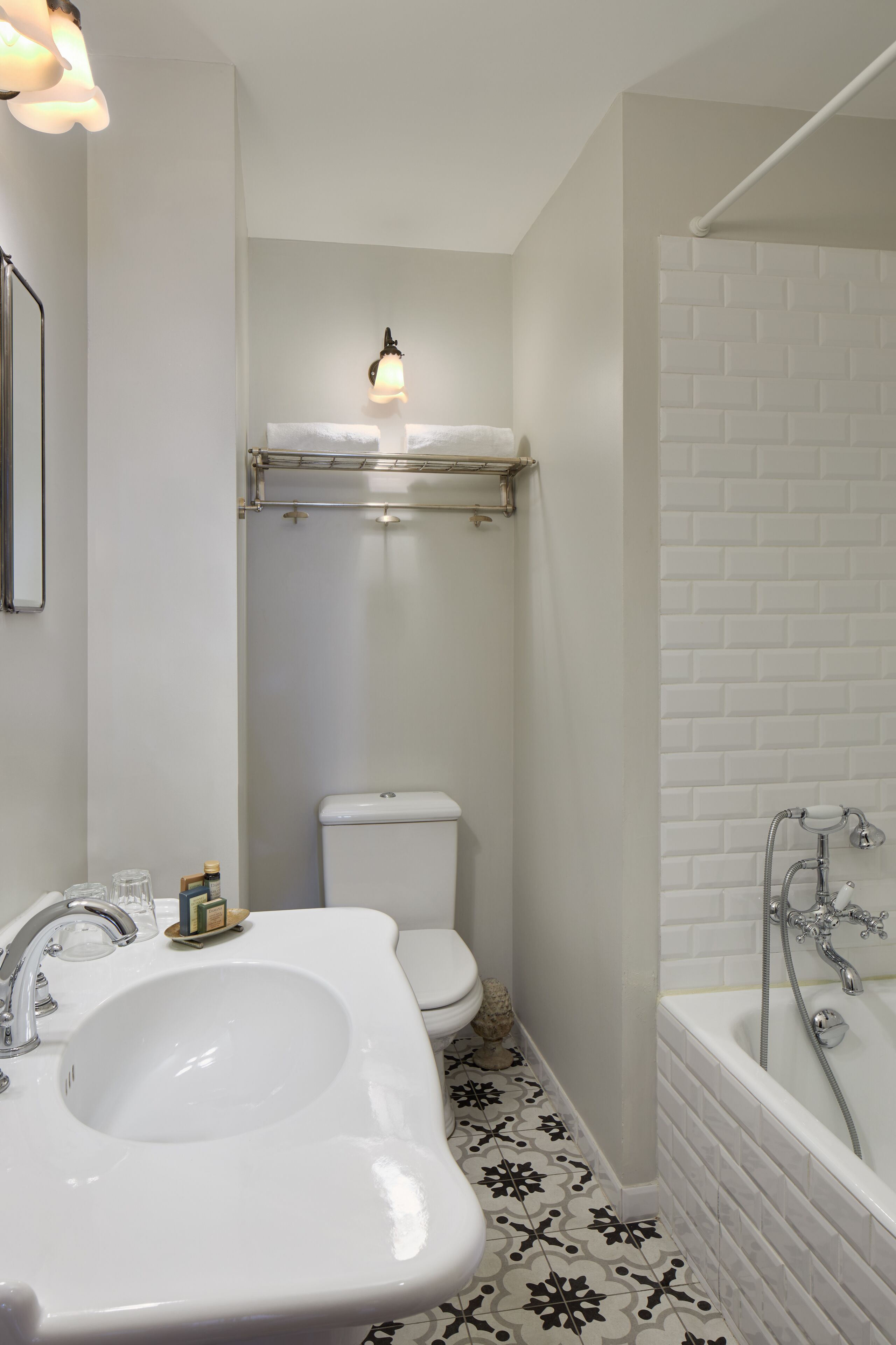 Un baño con lavamanos, inodoro y bañera blancos.
