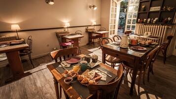 Petit déjeuner buffet (12 EUR par personne)