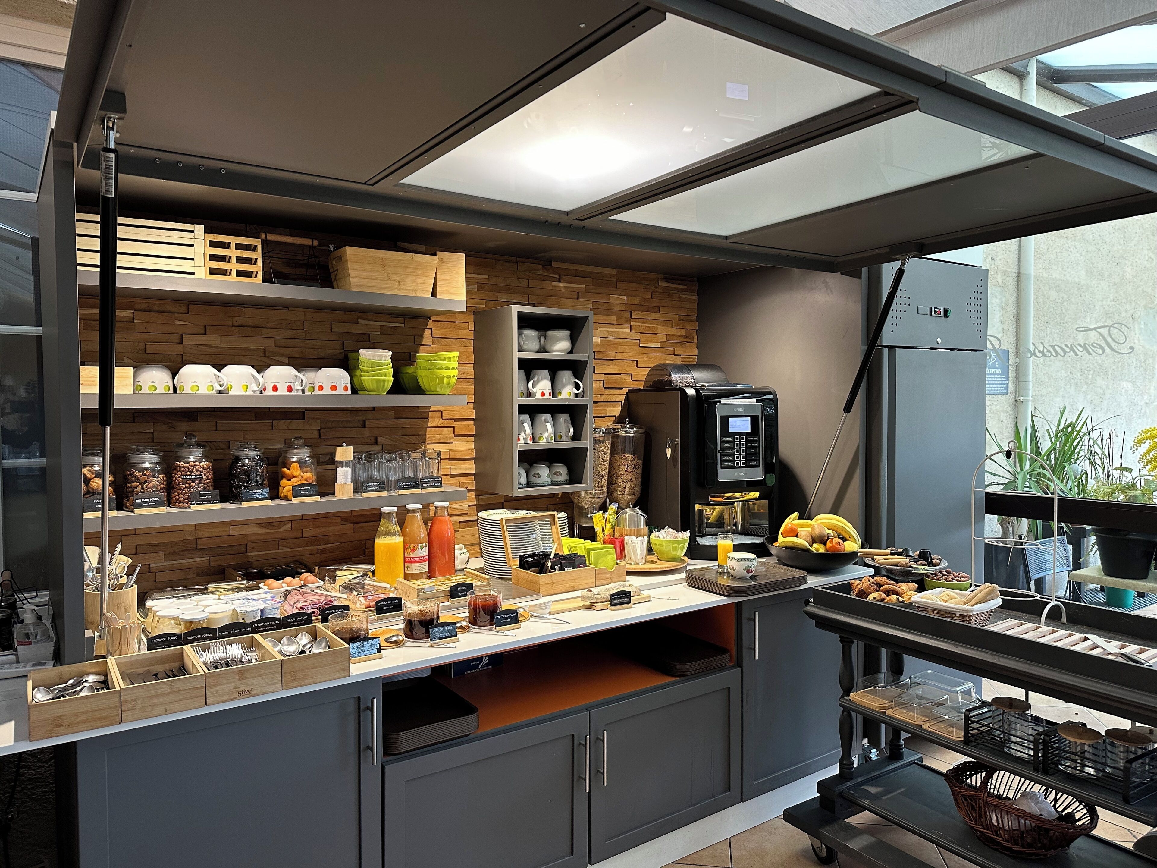 Serveert ontbijt, lunch, diner, Franse gerechten 