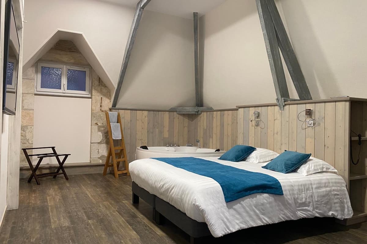 1 bedroom, desk, soundproofing, free cots/infant beds