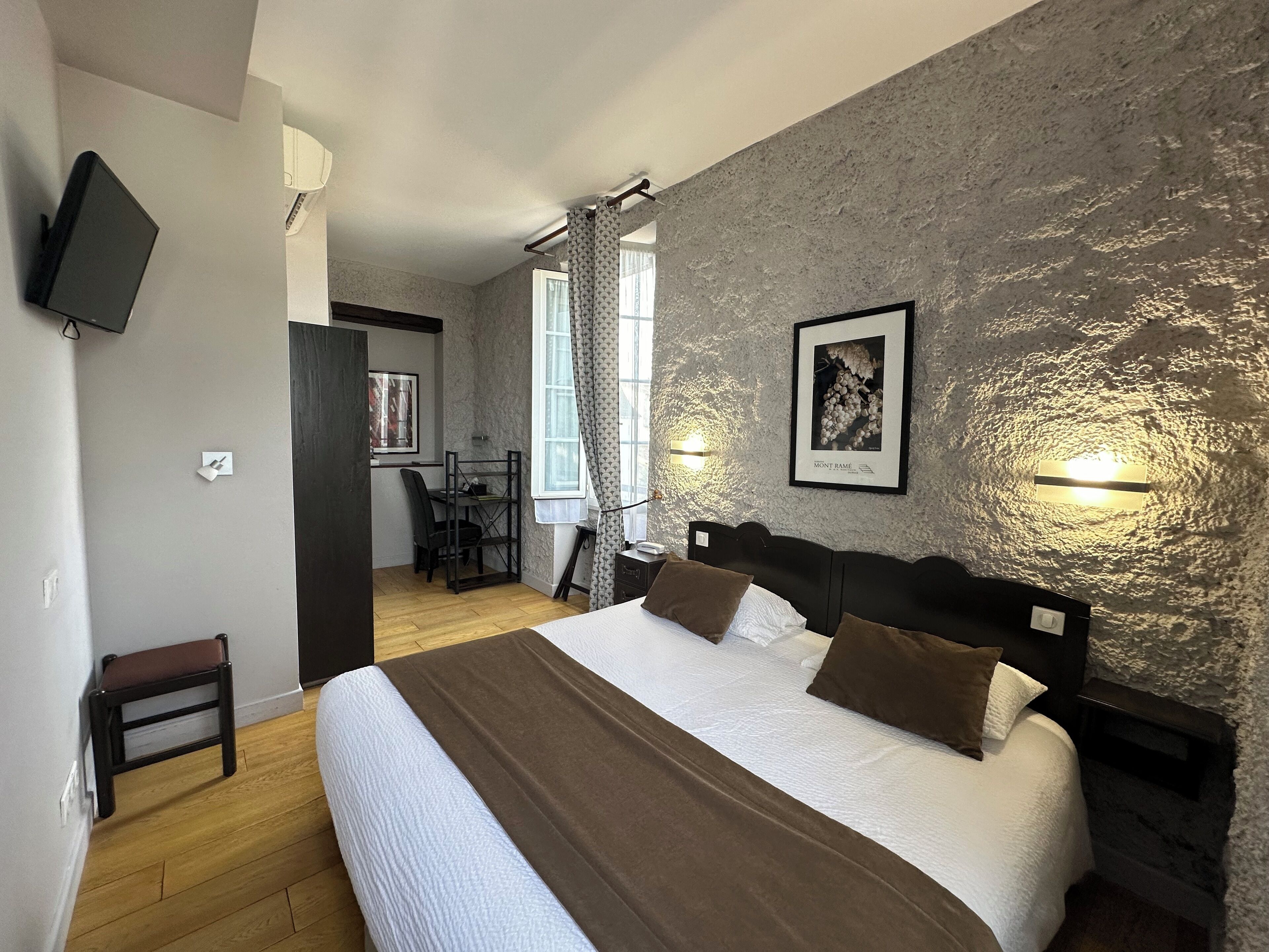 Dobbeltrom, badekar | Skrivebord, lydisolert, barnesenger (inkludert) og wi-fi (inkludert)