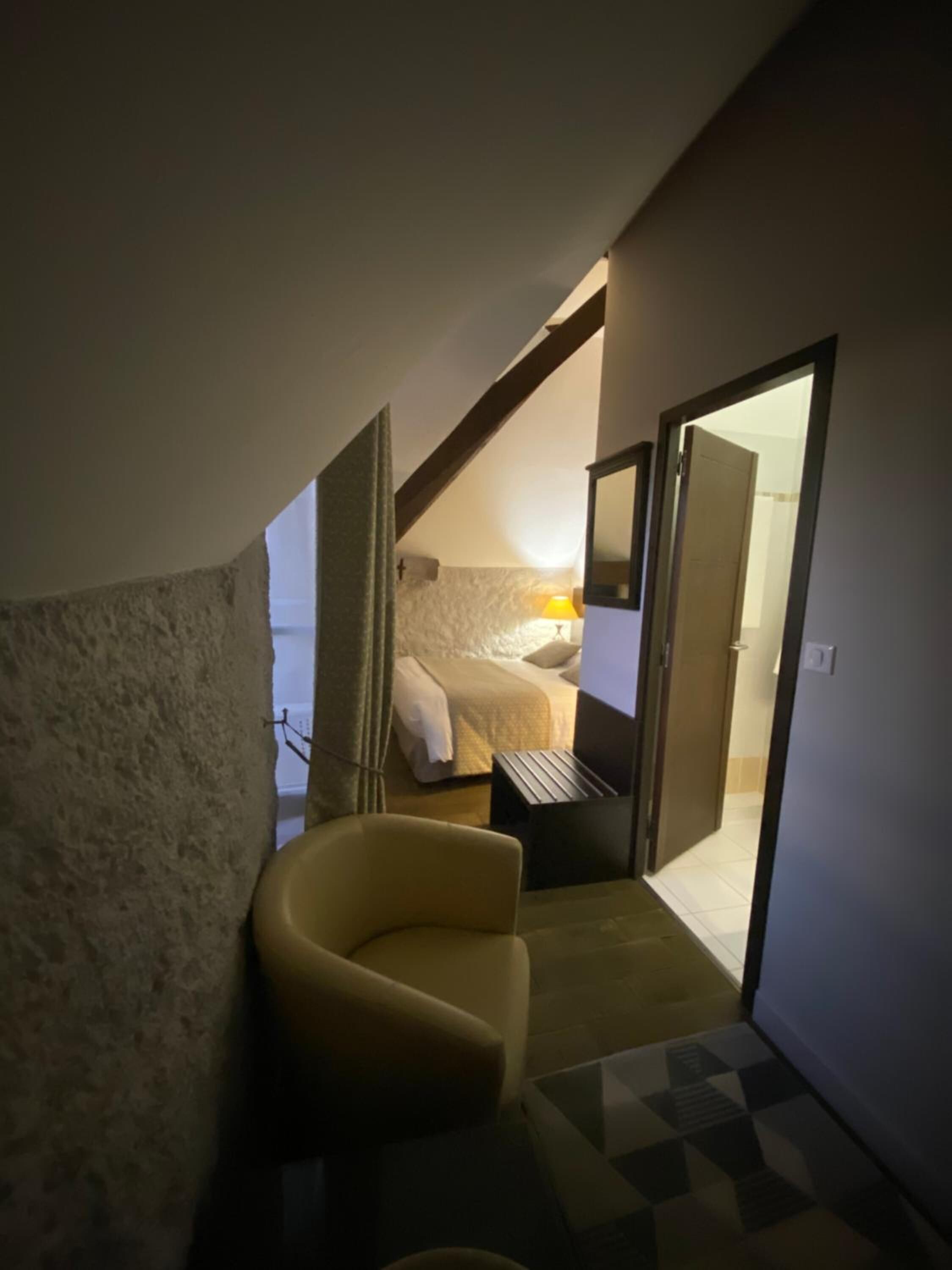 1 bedroom, desk, soundproofing, free cots/infant beds