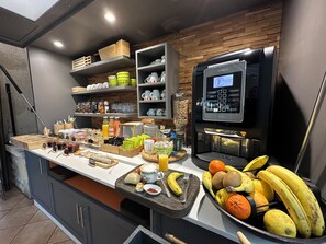 Déjeuner, dîner et souper servis sur place