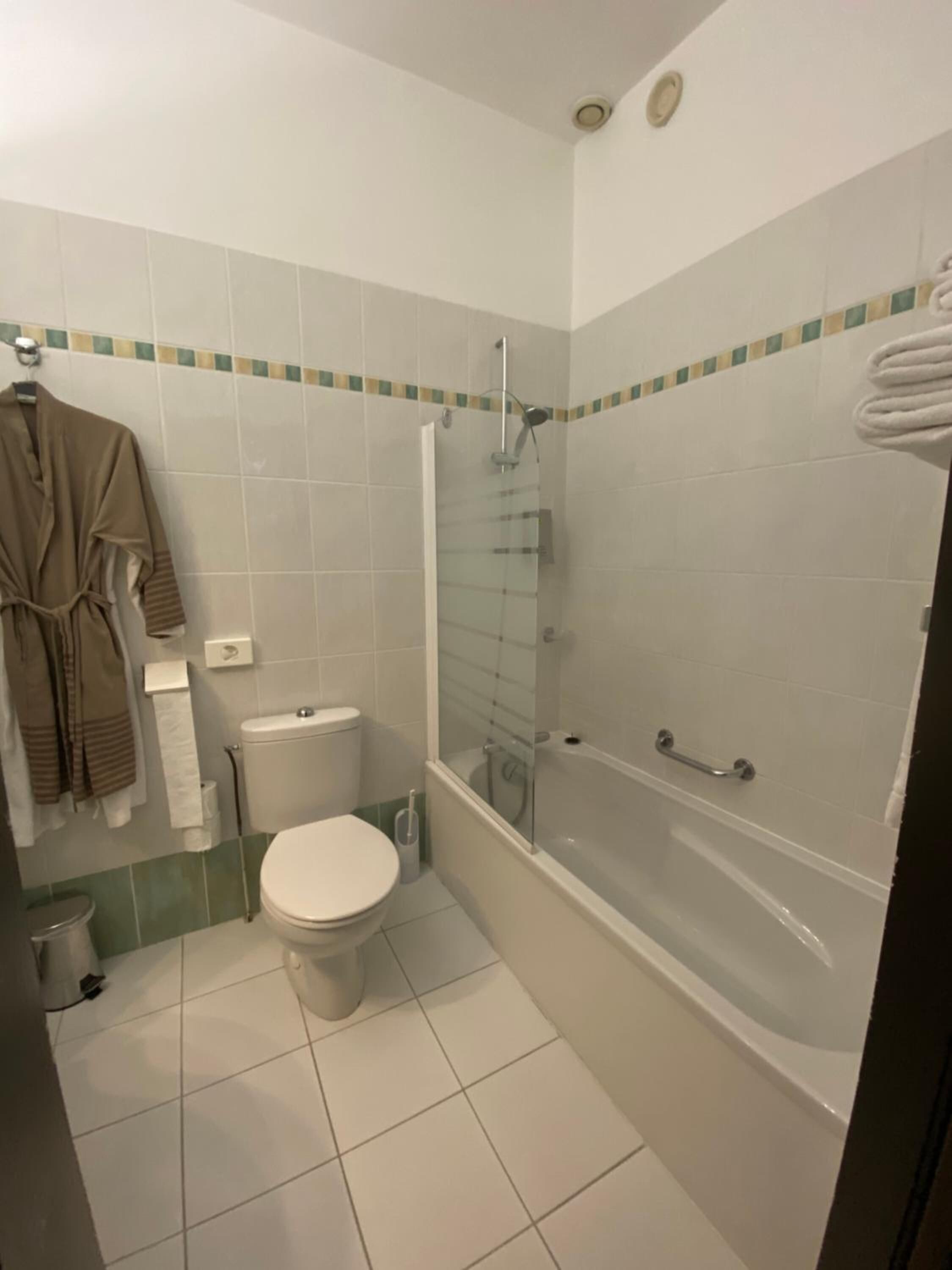 free toiletries, hair dryer