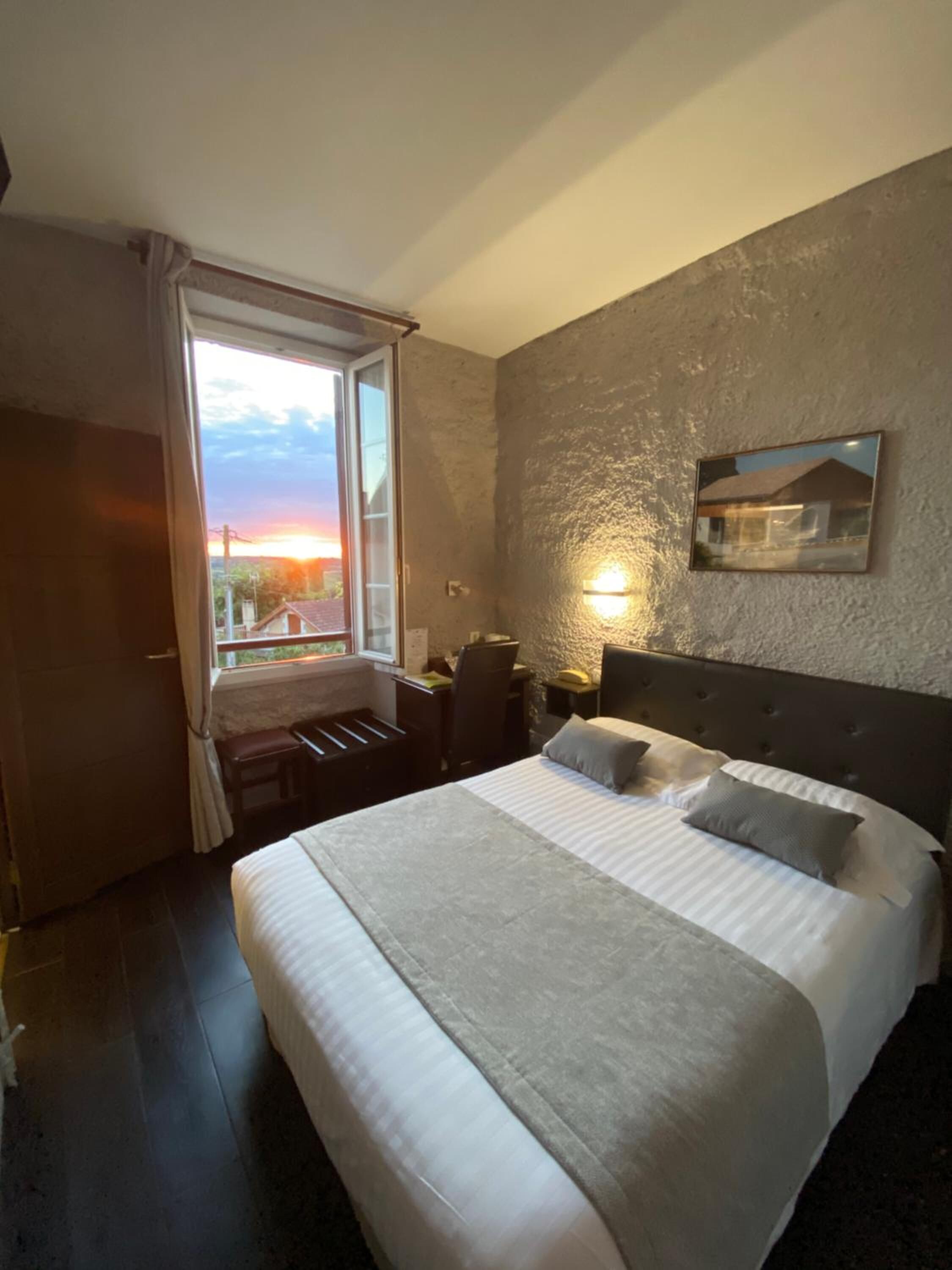 1 bedroom, desk, soundproofing, free cots/infant beds