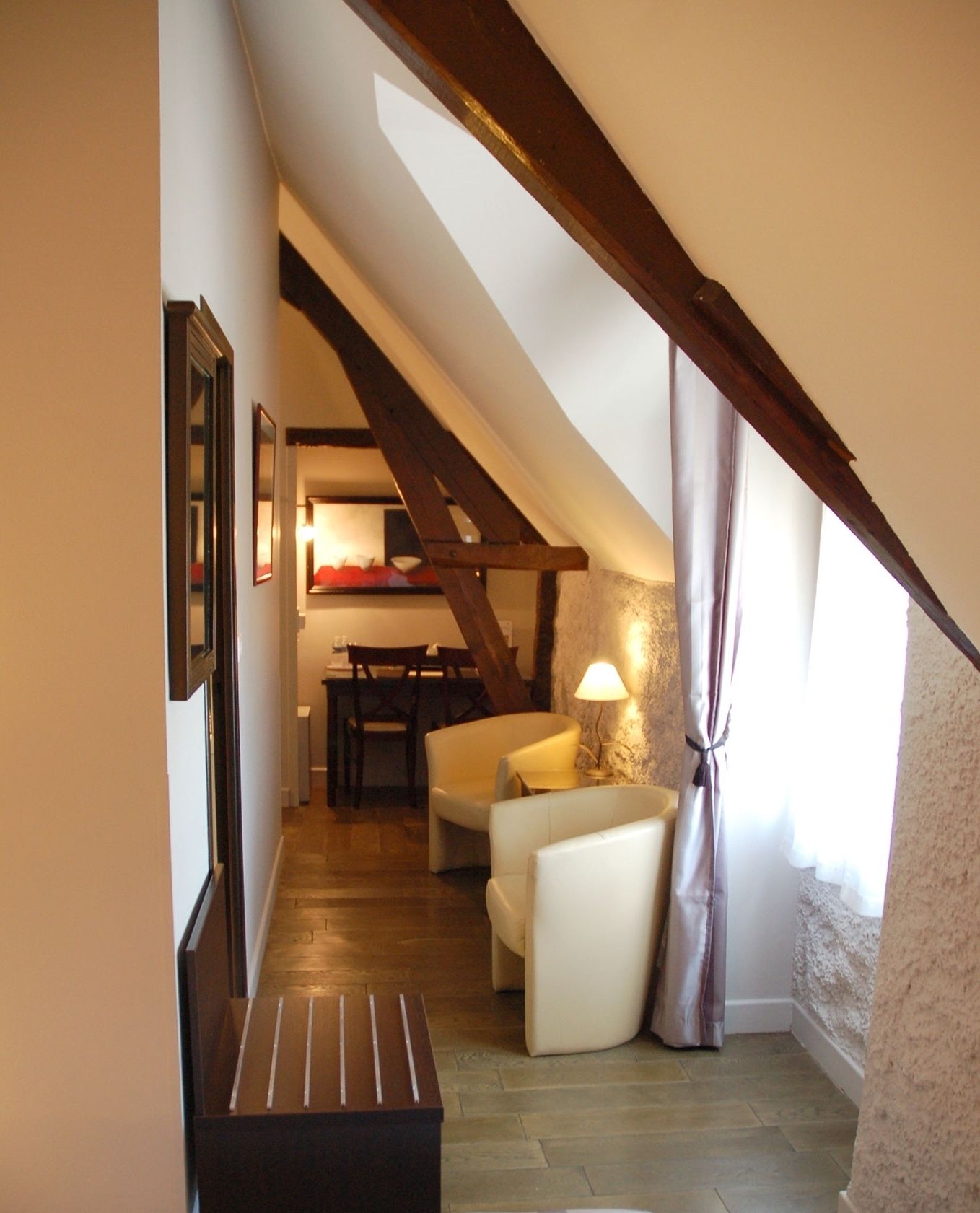 1 bedroom, desk, soundproofing, free cots/infant beds