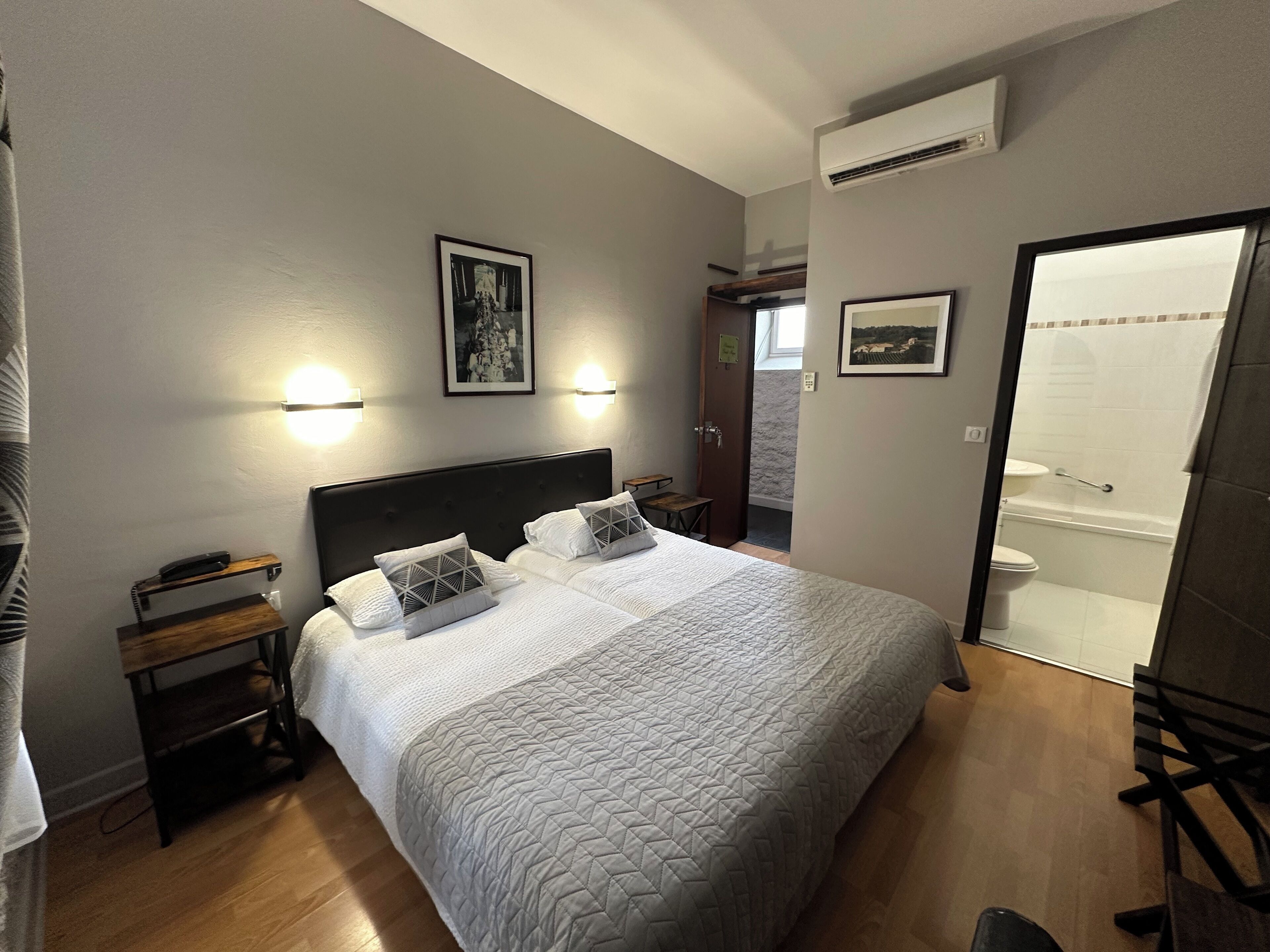 Skrivebord, lydisolert, barnesenger (inkludert) og wi-fi (inkludert)