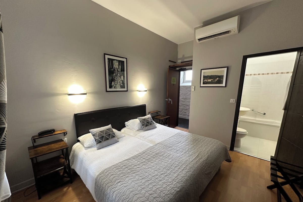 Bureau, chambres insonorisées, lits bébé (gratuits), Wi-Fi gratuit