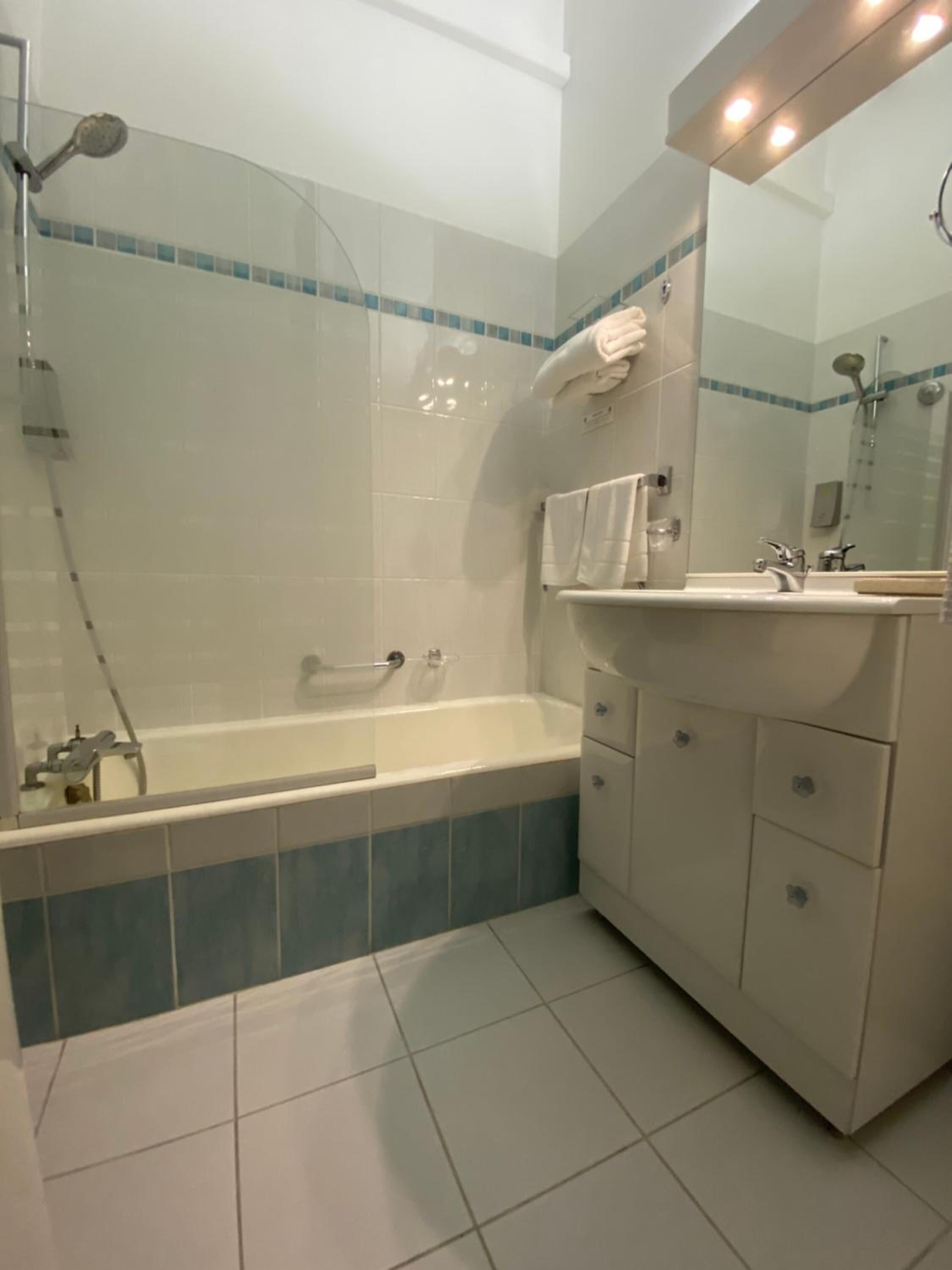 free toiletries, hair dryer