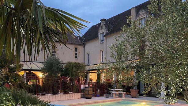 A courtyard with a swimming pool, surrounded by a fence, and a building with a balcony. - LOGIS Hostellerie des Ducs (Duras)