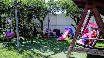 Área de juegos infantiles al aire libre